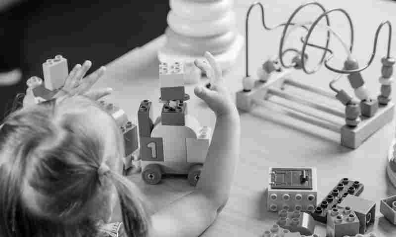 Pige der leger med lego